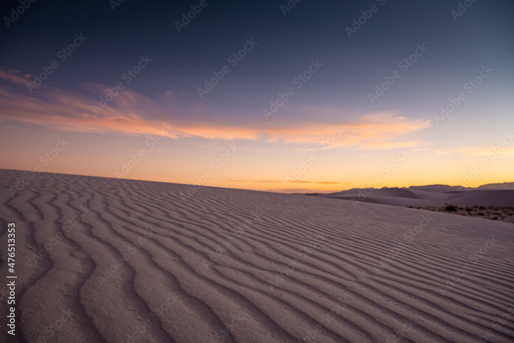 Naklejka premium Days Last Light Fades Over Ripping Dune In White Sands