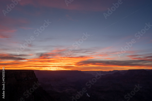 Final Rays of Sunset Light Over the Grand Canyon © kellyvandellen