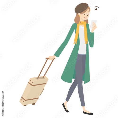 スマホの地図アプリで道順を確認する女性旅行者