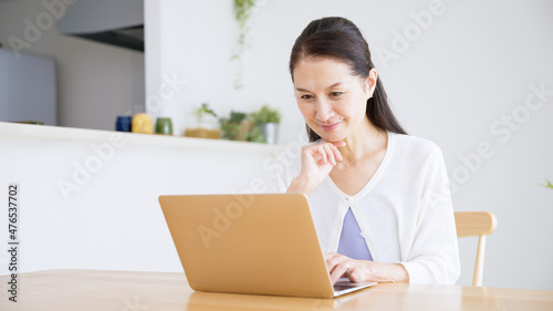 パソコンを使うシニア女性