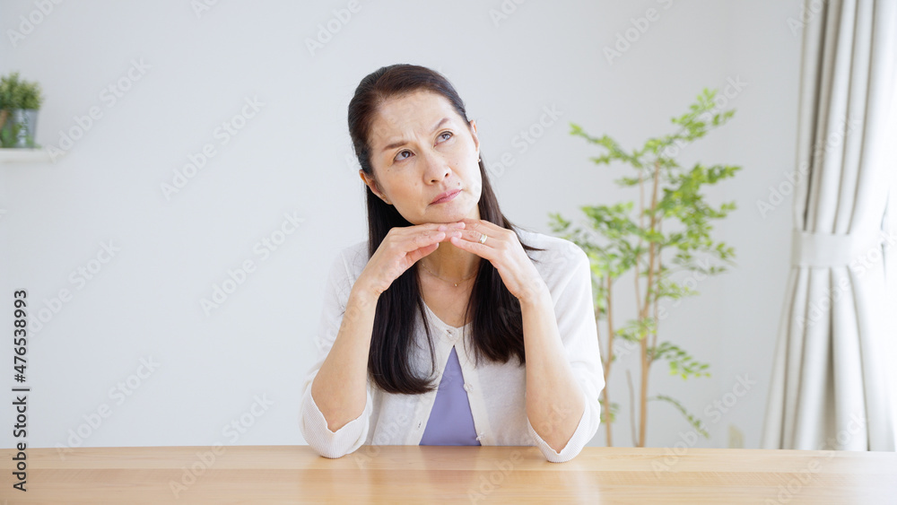 考えるシニア女性 Stock 写真 | Adobe Stock 考えるシニア女性 Stock 写真