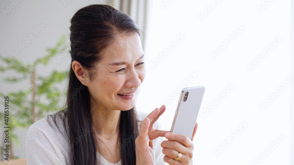 スマホを使うシニア女性 スマホを使うシニア女性