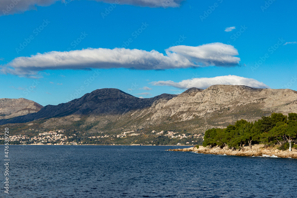 Obraz premium Blue sky over mountains on adriatic coast