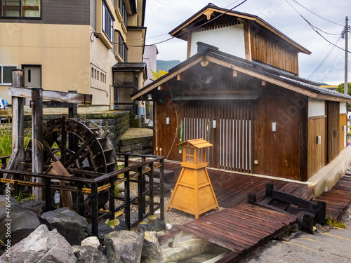 Fotografia Traditional public hot spring bathhouse with a historic waterwheel (Zao, Yamagat