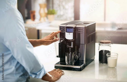 Canvastavla Man makes coffee on a coffee machine at home