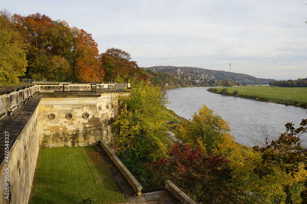 Blick von den Terrassen des Schloss Albrechtsberg auf die Elbe