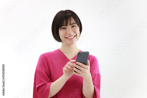 スマートフォンを操作する女性