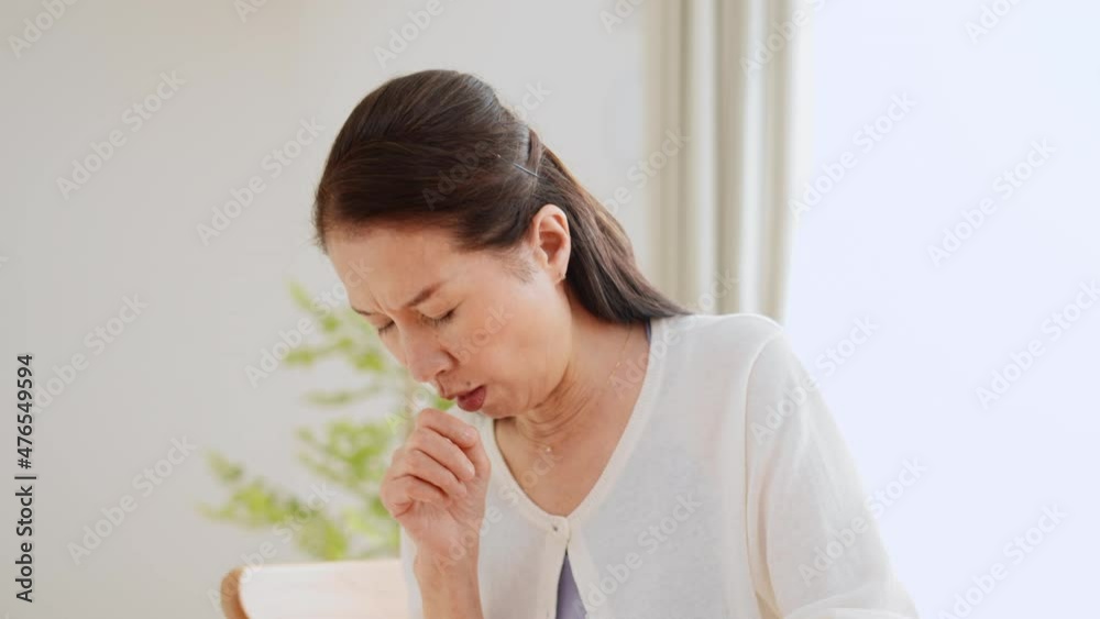 咳をするシニア女性