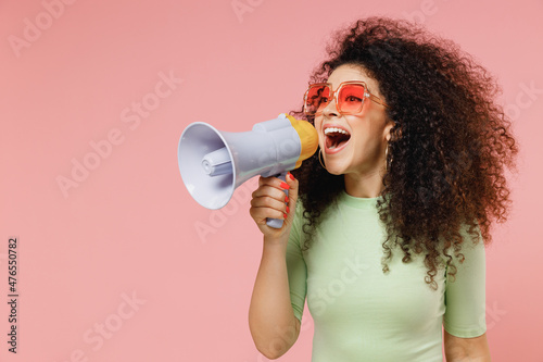 Vászonkép Exultant happy vivid young curly latin woman 20s wear mint t-shirt sunglasses ho