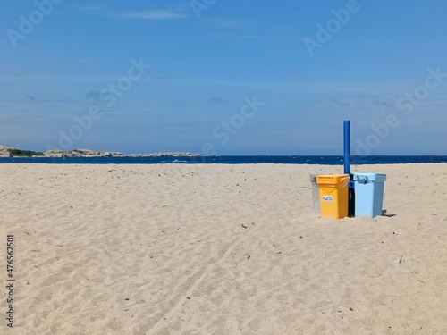 Raccolta differenziata in una spiaggia della Sardegna Italia