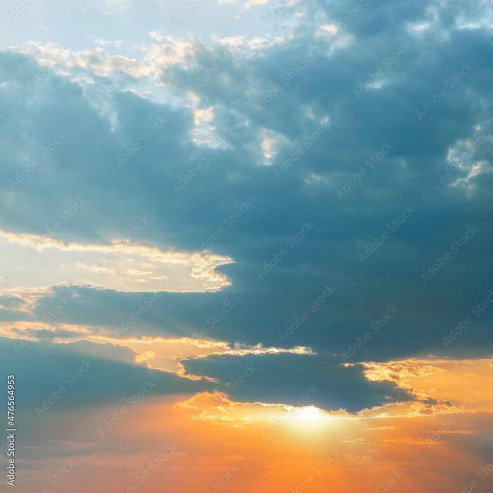 Obraz premium Dramatic sunset view with storm clouds.