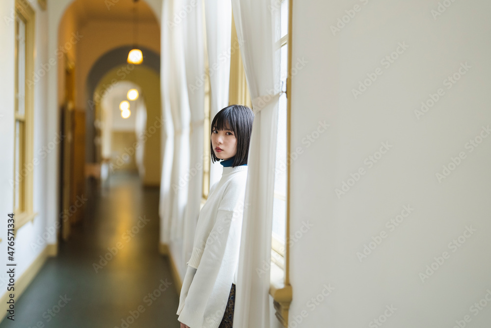レトロな建物を散策する女性 レトロな建物を散策する女性