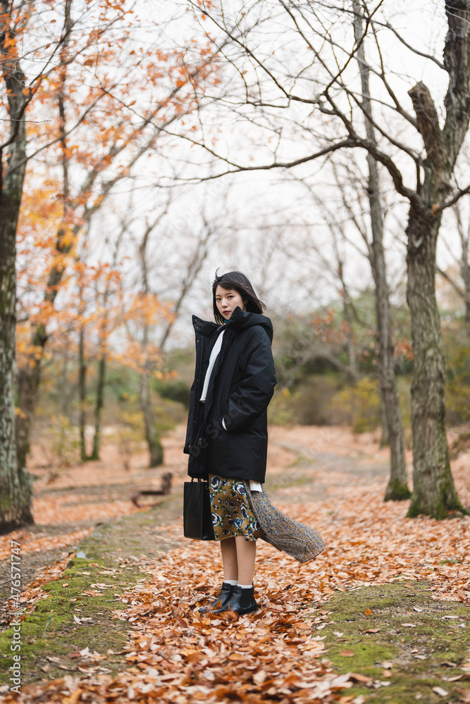 冬の山にいる女性 冬の山にいる女性