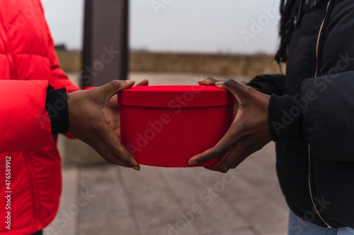 Obraz na płótnie man hands giving a gift to woman hands w salonie