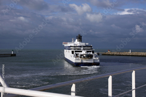 fähre verlässt den hafen von calais