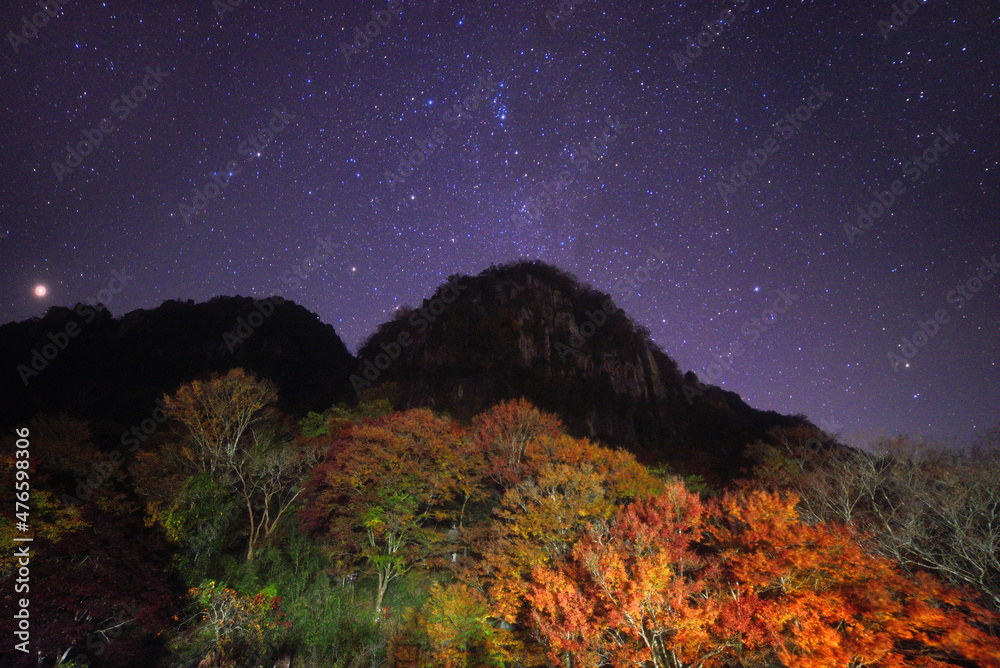 Naklejka premium 秋の深耶馬溪・一目八景から望む星空