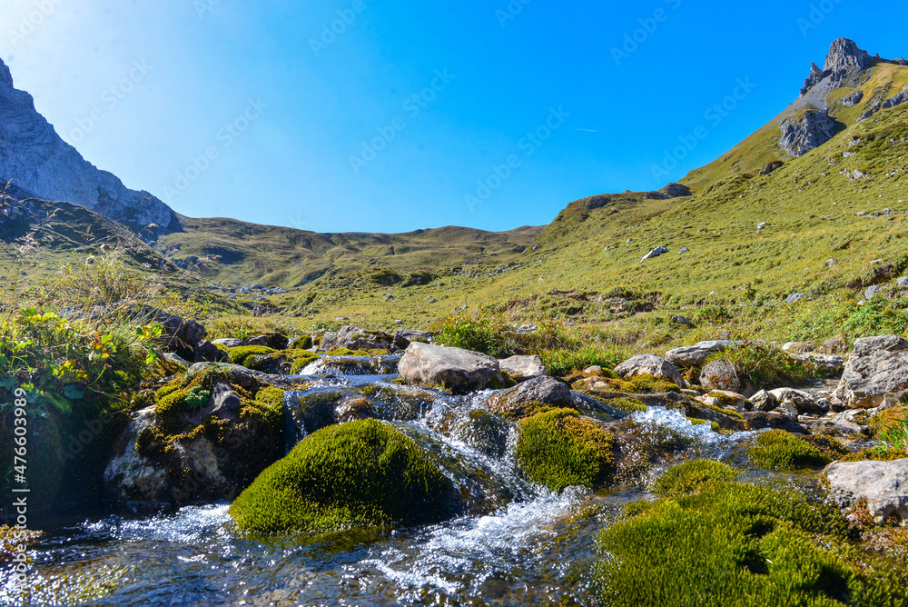 Gebirgsbach Nähe Kirchlispitzen im Rätikon-Vorarlberg/Österreich Gebirgsbach Nähe Kirchlispitzen im Rätikon-Vorarlberg/Österreich