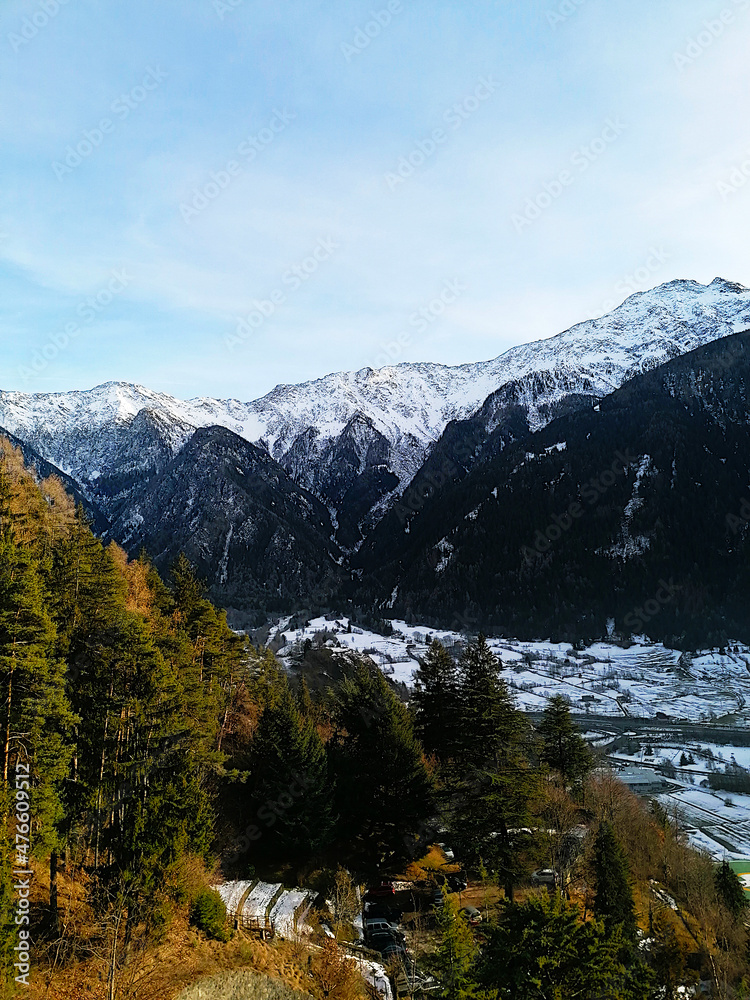 Vista panoramica di Sondalo dall'alto con le sue splendide montagne innevate.