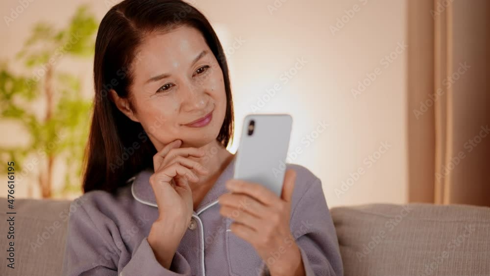 スマートフォンを使うシニア女性 スマートフォンを使うシニア女性