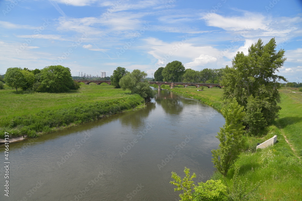 Fluss Saale bei Leuna in Sachsen-Anhalt