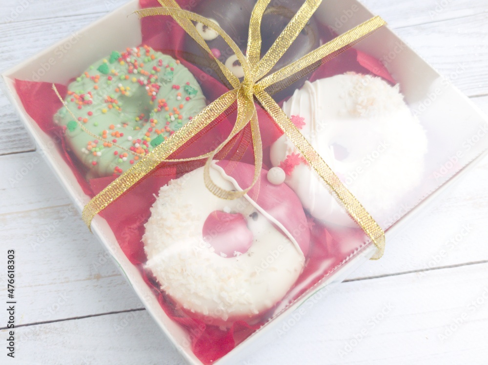 christmas donut box, donuts with icing and sprinkles christmas donut box, donuts with icing and sprinkles