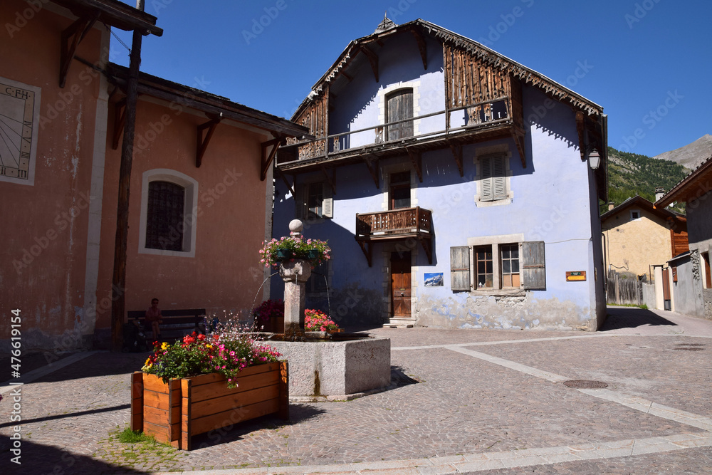 Naklejka premium La Place de la Mairie à Ceillac