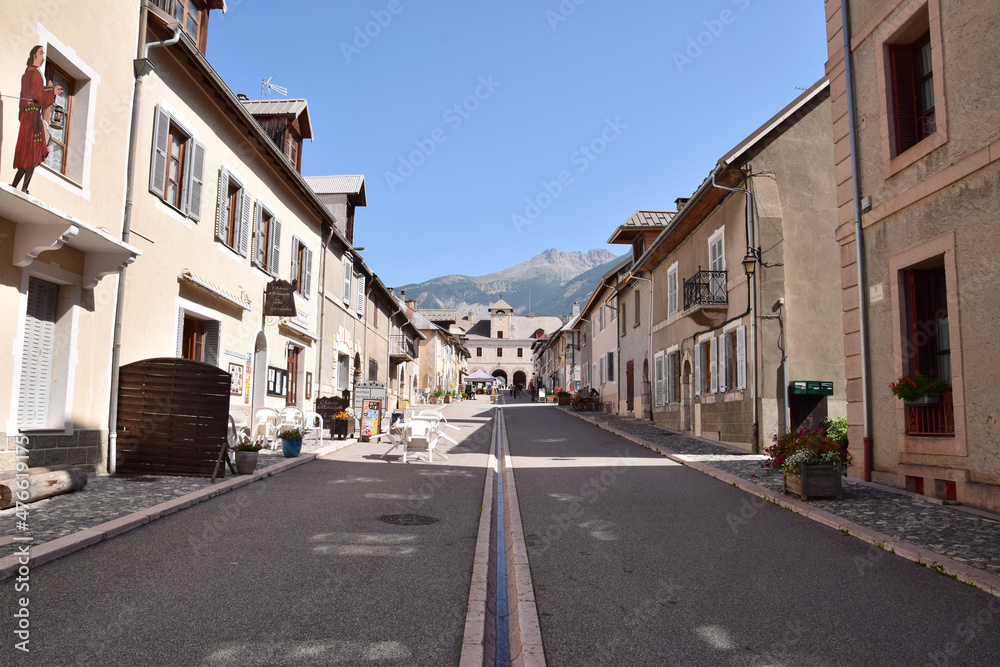 La Rue Catinat à Mont-Dauphin