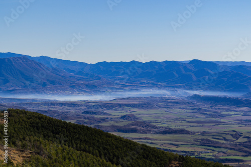 Bonito paisaje natural en España. Montañas en los pirineos oscencse