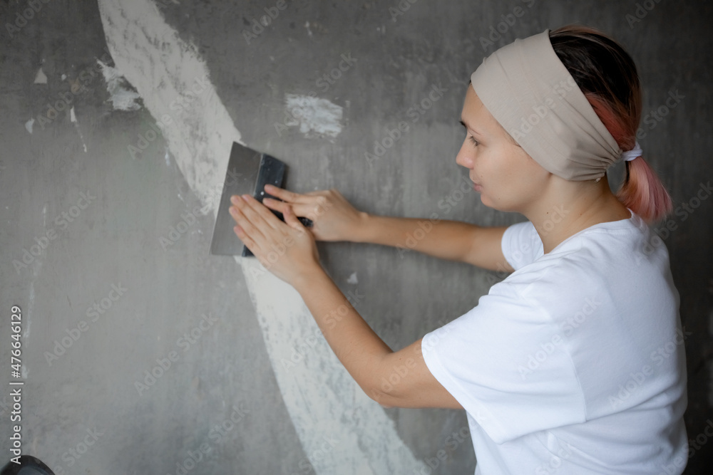 .Female make repairs in the apartment .Female make repairs in the apartment