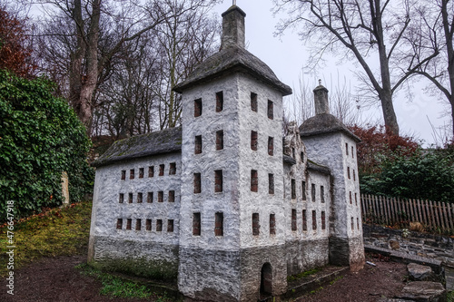 Schlossmodell vor einer  Burgruine in Arnsberg im Sauerland