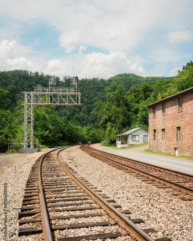 Obraz premium Railroad tracks and historic buildings in Thurmond, a ghost town in the New River Gorge of West Virginia
