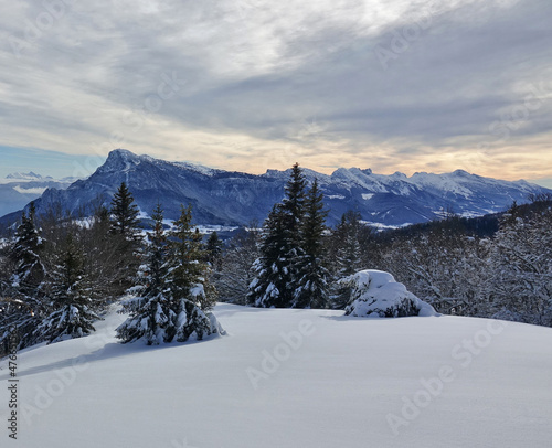 Randonnée en raquettes sur les premières neiges de décembre 2021, sur le plateau du Sornin dans le Vercors en France © Patricia