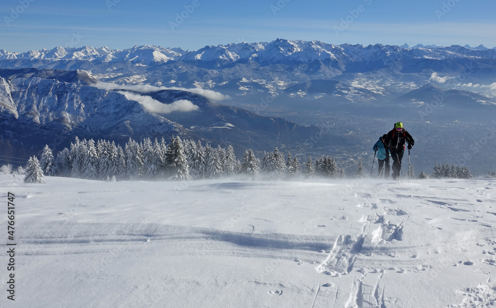 Fototapeta premium Randonnée en raquettes sur les premières neiges de décembre 2021, sur le plateau du Sornin dans le Vercors en France