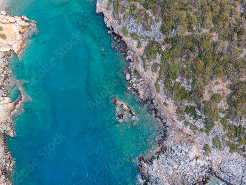 Luftaufnahme von der Mittelmeerküste auf Kreta in Griechenland, Drohnenfotografie