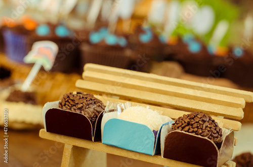 decoração de aniversário com brigadeiros e beijinhos photo