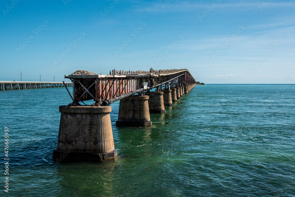 Obraz premium Ruin of an old bridge at the Florida Keys