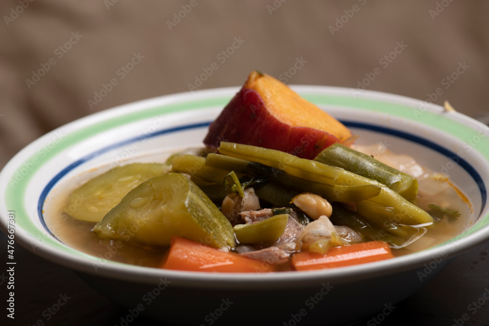Comida Mexicana el cocido de carne de res , verduras legumbres y sabor. Comida Mexicana el cocido de carne de res , verduras legumbres y sabor.