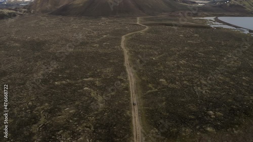 samochód jedzie przez islandzki interior