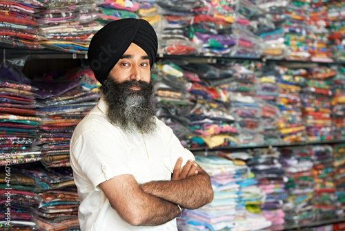 Фотография Young adult indian sikh seller man