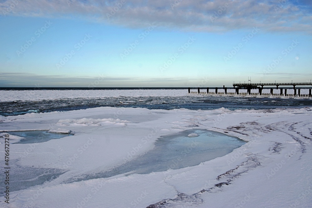 Obraz premium Ostseeküste unter Eis und Schnee