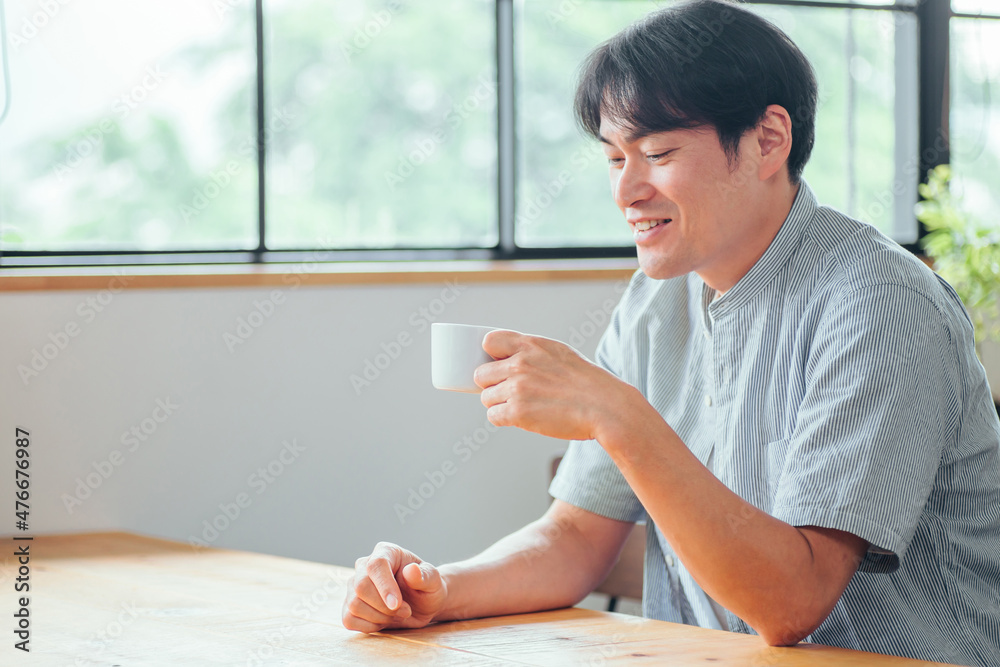カフェでドリンクを飲む男性
カフェでドリンクを飲む男性