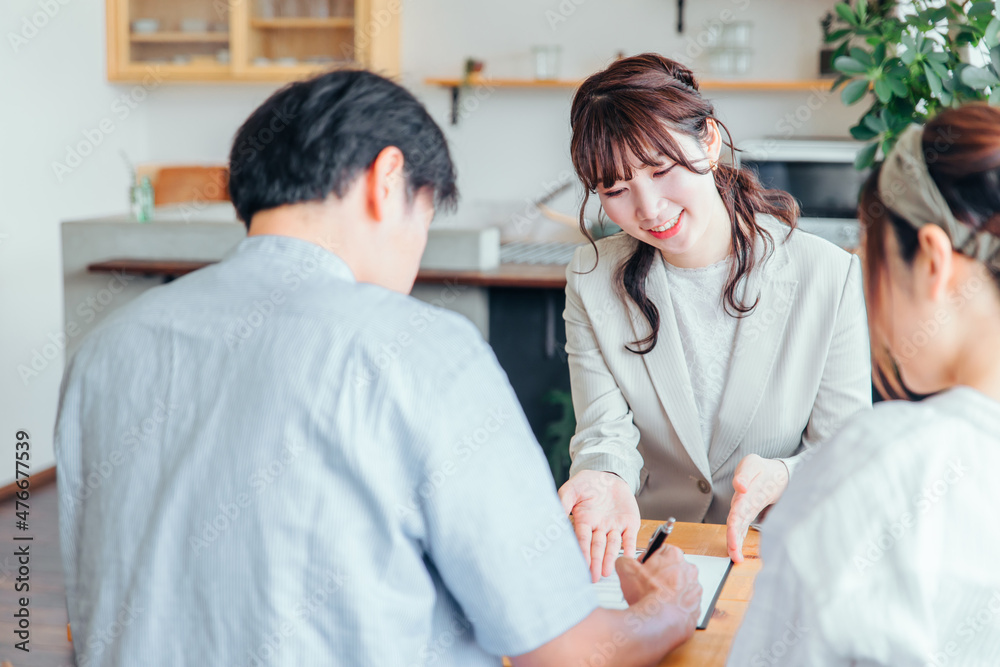 Obraz premium 夫婦と打ち合わせするビジネスウーマン（3人） 