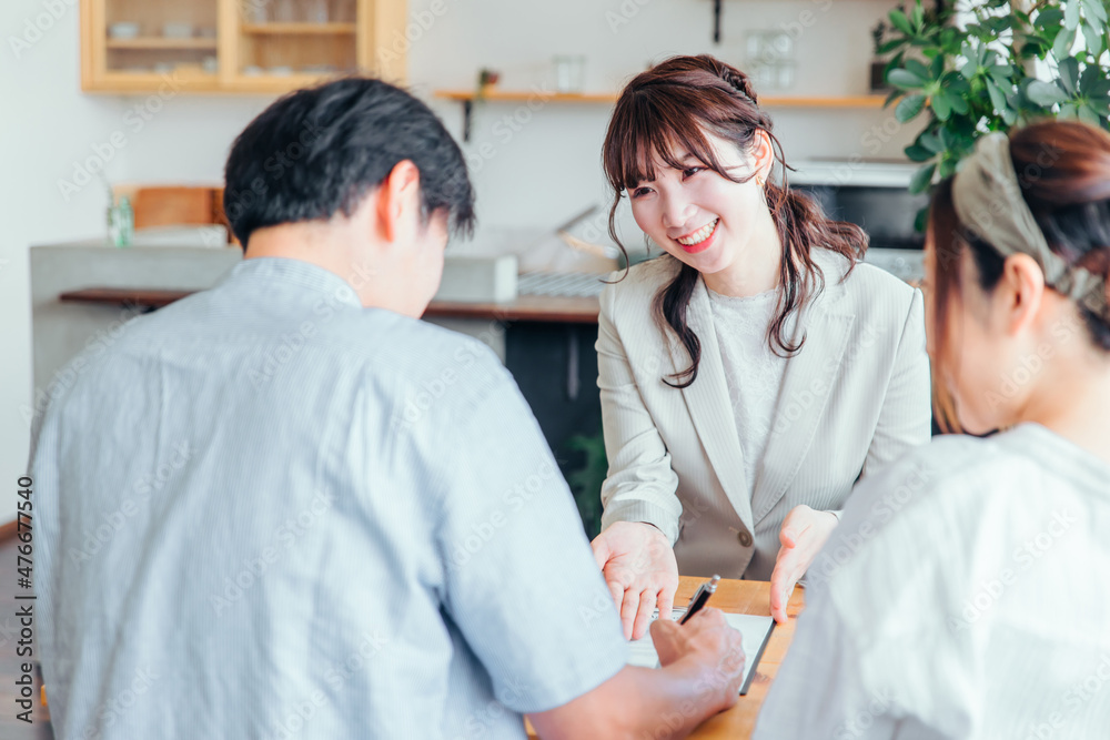 Obraz premium 夫婦と打ち合わせするビジネスウーマン（3人） 