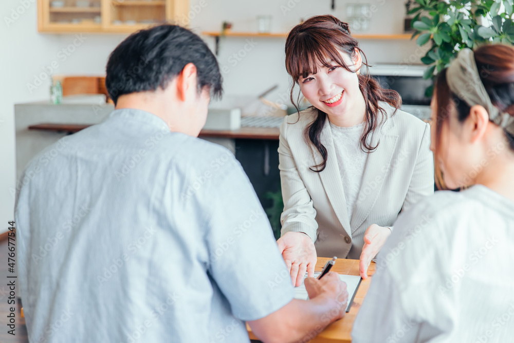 Obraz premium 夫婦と打ち合わせするビジネスウーマン（3人） 