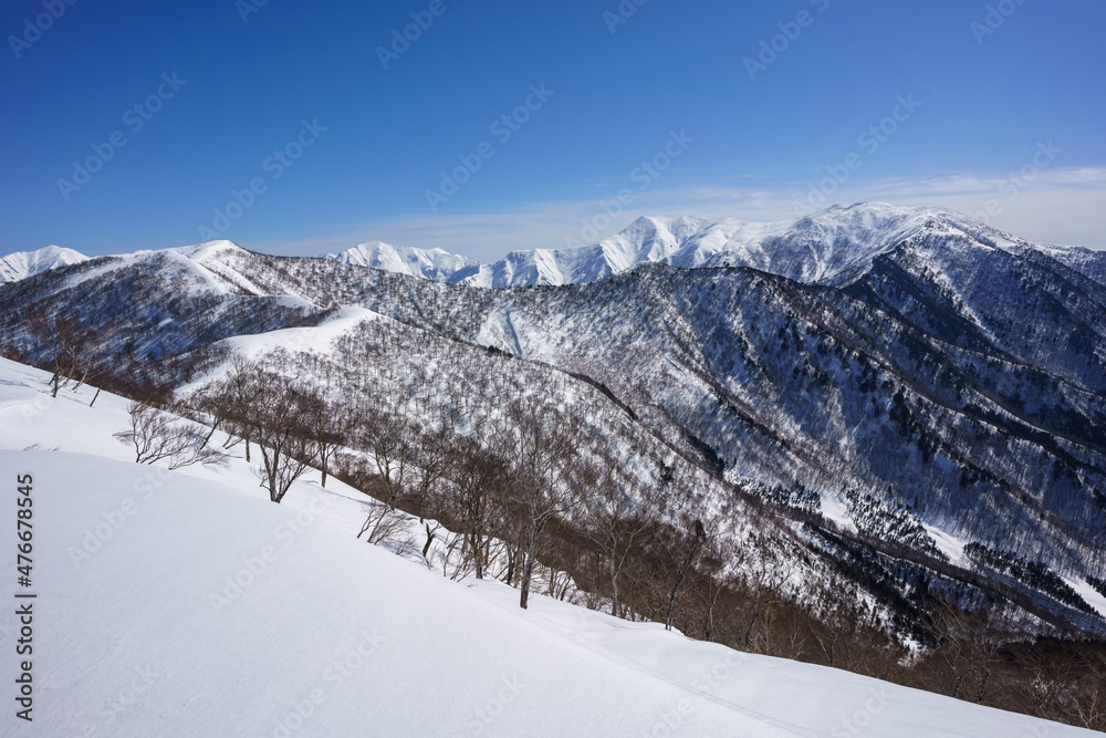 冬山風景 東谷山山頂より日白山、万太郎山、谷川岳 StockFoto Adobe Stock