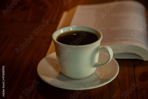 Taza de café con libro
