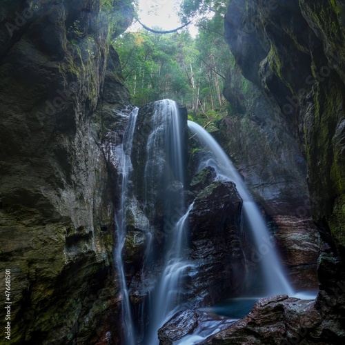 洞窟から見上げる豪快な雨竜の滝の情景＠中津渓谷、高知