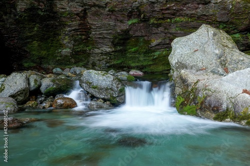 Fototapeta Naklejka Na Ścianę i Meble -  中津渓谷で見た大きな岩から流れ出るように見える渓流の情景＠高知