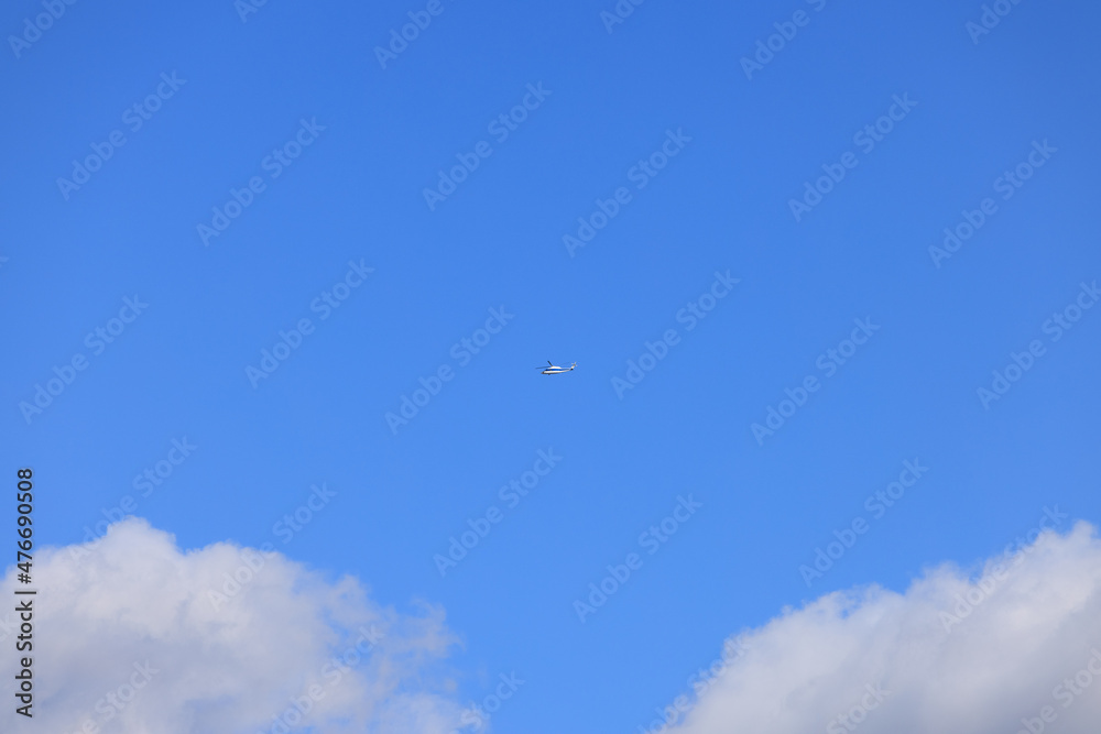 澄んだ青空を飛ぶヘリコプター