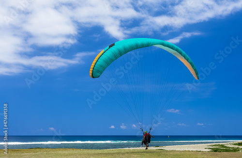 Parapente en phase d’atterrissage, spot de Saint-Leu, île de la Réunion 